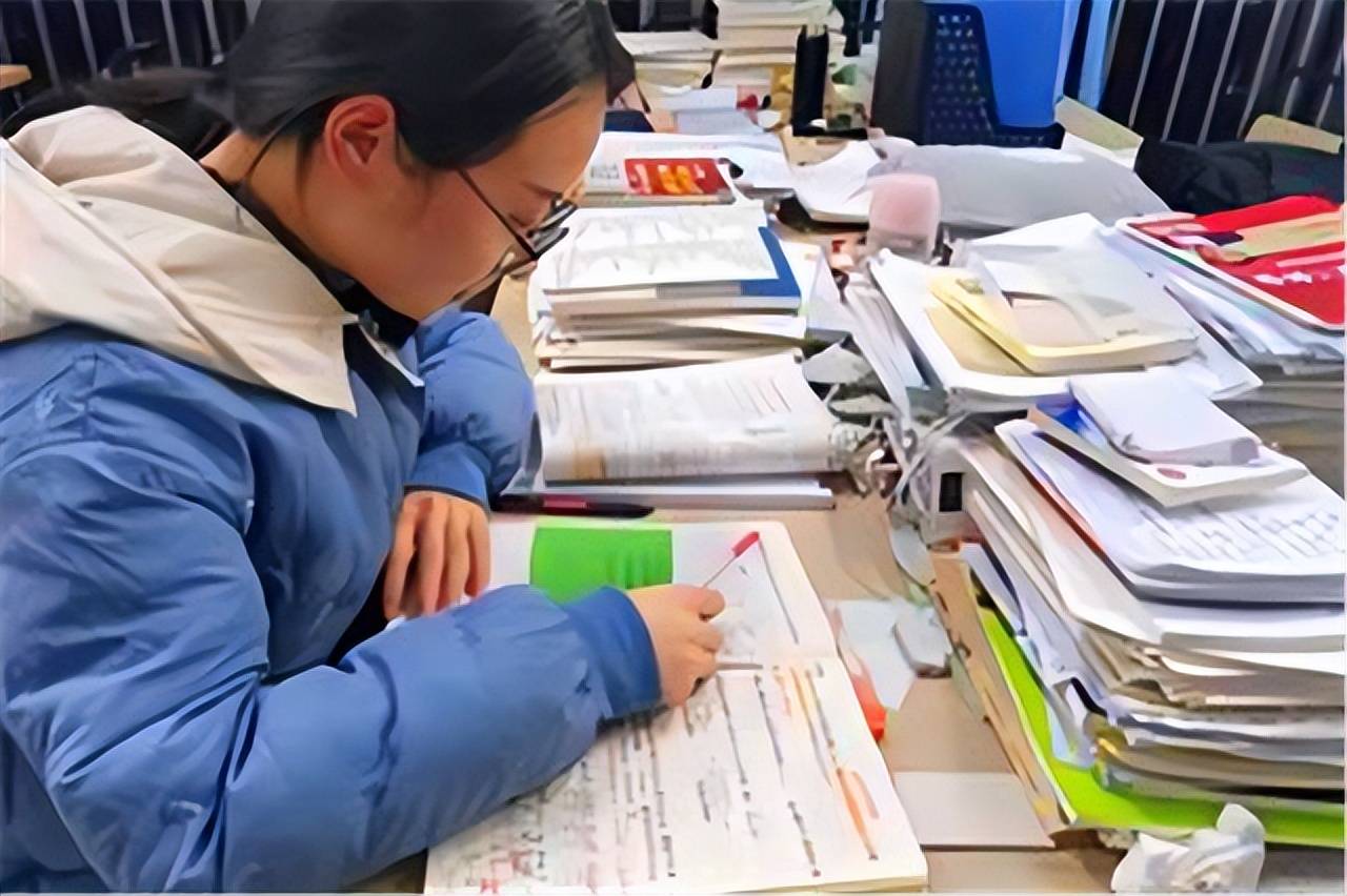 原創開學早八擠爆食堂圖書館 00後新生花式摸魚苦中作樂嗨翻