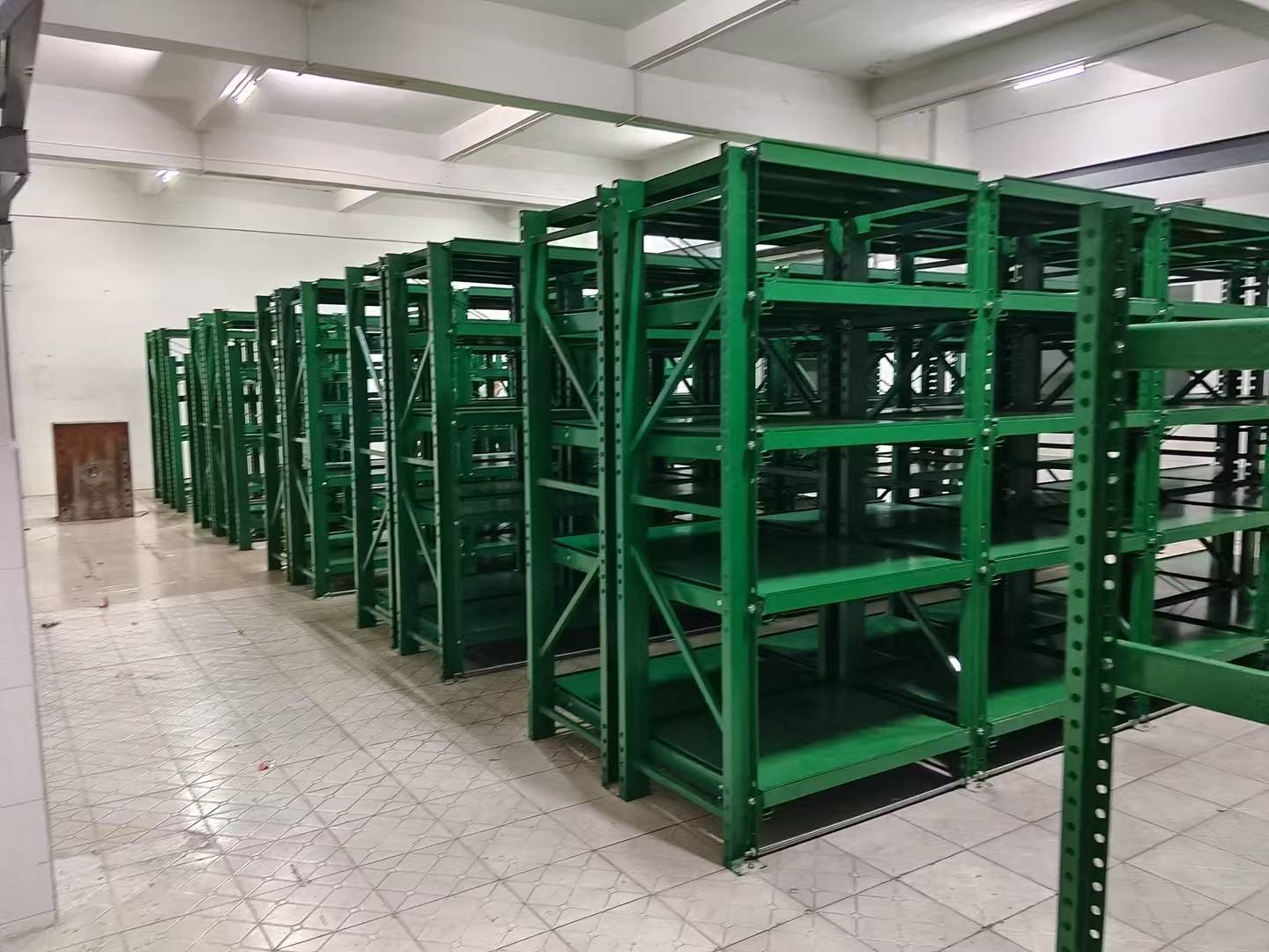 模具貨架與普通層板貨架相比，結構上有哪些特殊設計？