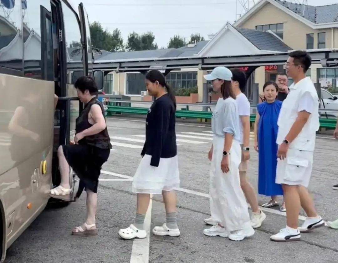 原創跨越千里，一家16口包中巴送新生去西安交通大學上學，母親稱下一代首個大學生