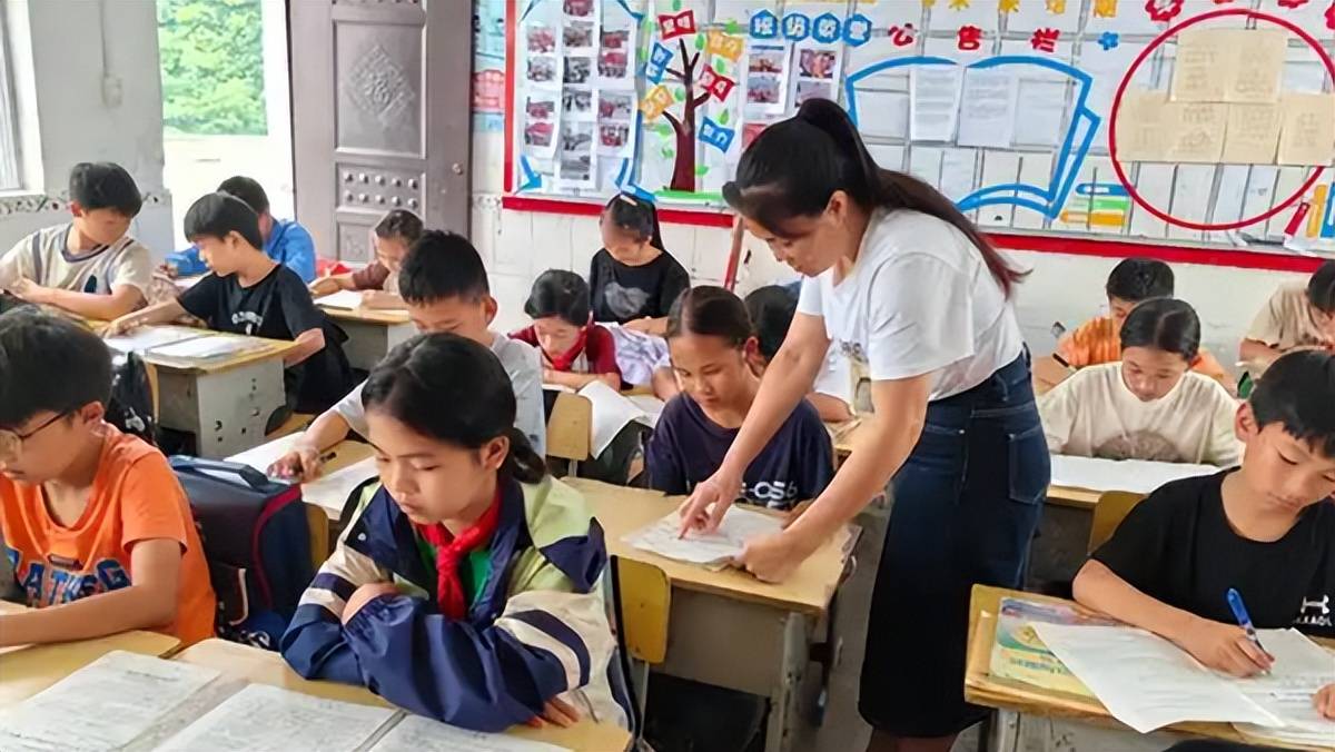 原創小學老師教的了嗎？多地小學老師轉教初中，網友：再過幾年，初中老師去教高中