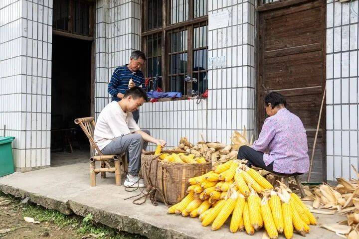 “8個雞蛋”少年賀永輝，上大學前先當了“賀老師”
