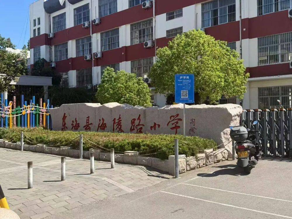 一小學“要求家長自費349元買課桌”？記者實地走訪，校方回應