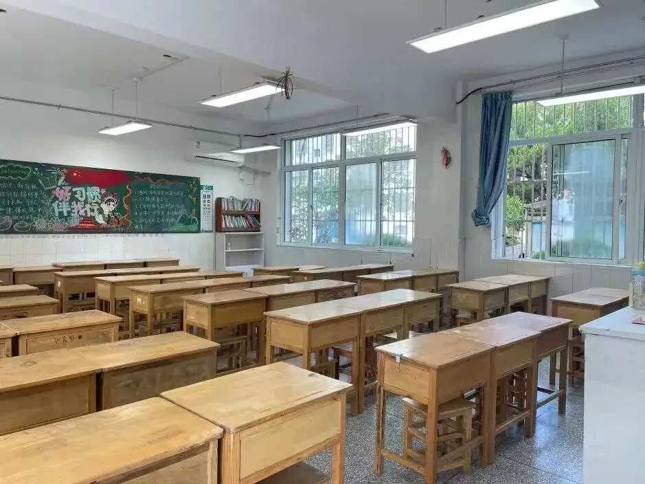 一小學“要求家長自費349元買課桌”？記者實地走訪，校方回應