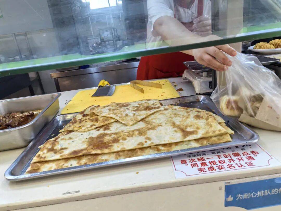 大學生一個月1500元生活費夠嗎？小葉親自來大學食堂吃飯，說說我的看法