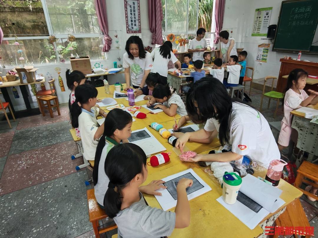 大學生連續兩年進山支教，給當地女童開設專屬生理課丨26℃