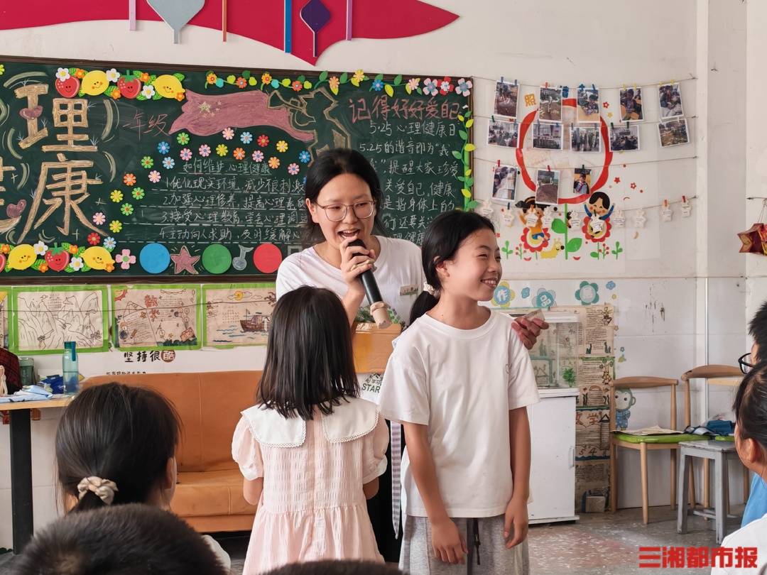 大學生連續兩年進山支教，給當地女童開設專屬生理課丨26℃