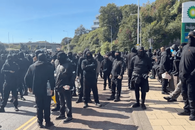 原創蒙面反移民抗議者封鎖多佛港，英國政府譴責