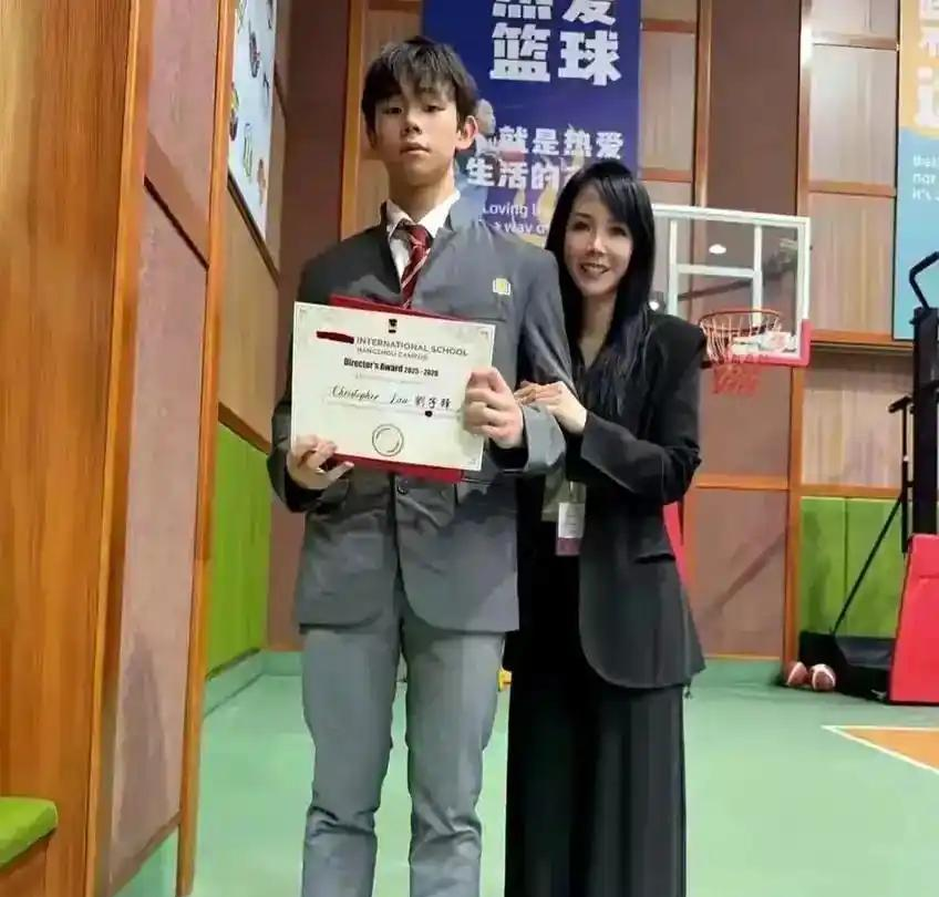 原創劉鑾雄掏近40萬港幣學費也認賬，呂麗君靠港大研究生女兒和杭州全科滿分兒子，把自己重新送回了豪門牌桌