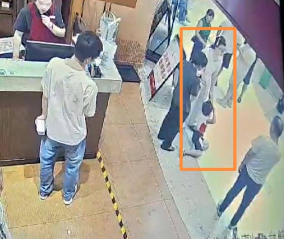 長沙4歲男童事件女子半天漲粉5000，其微博抖音賬號均已“禁止關注”
