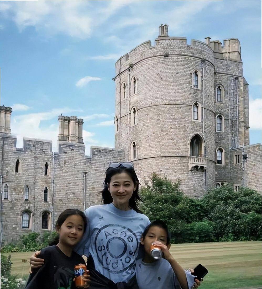原創51歲梅婷現狀：帶兒子老公赴美旅遊，未見女兒，素顏晨跑無人識
