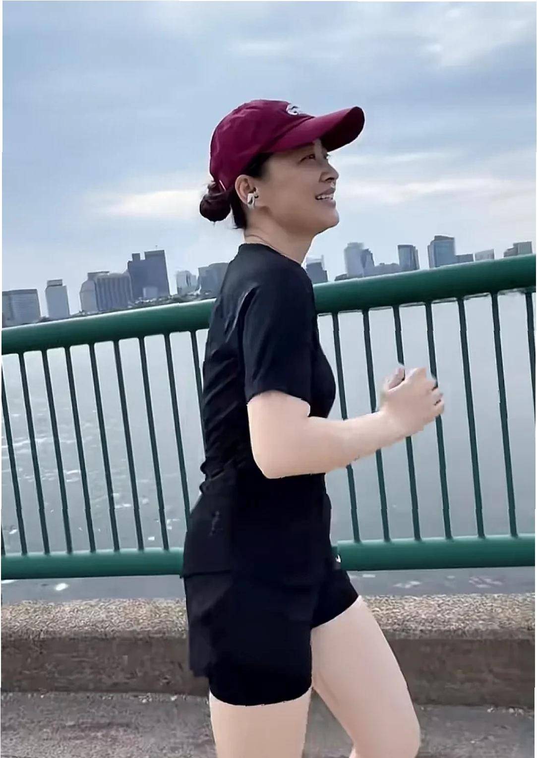 原創51歲梅婷現狀：帶兒子老公赴美旅遊，未見女兒，素顏晨跑無人識