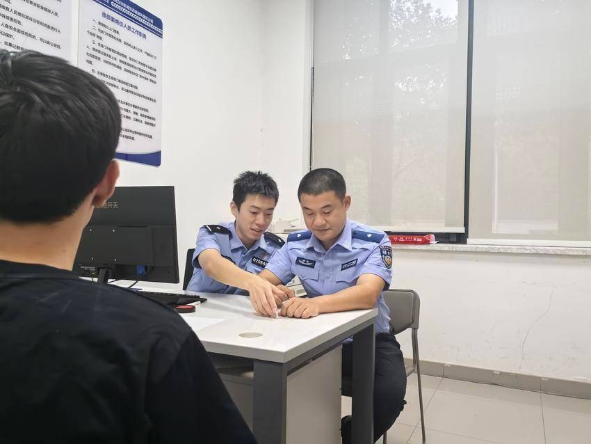 “我就是幹裝修的，8400塊是苦出來的！”一男子賬戶被盜刷，武漢民警兩小時追回