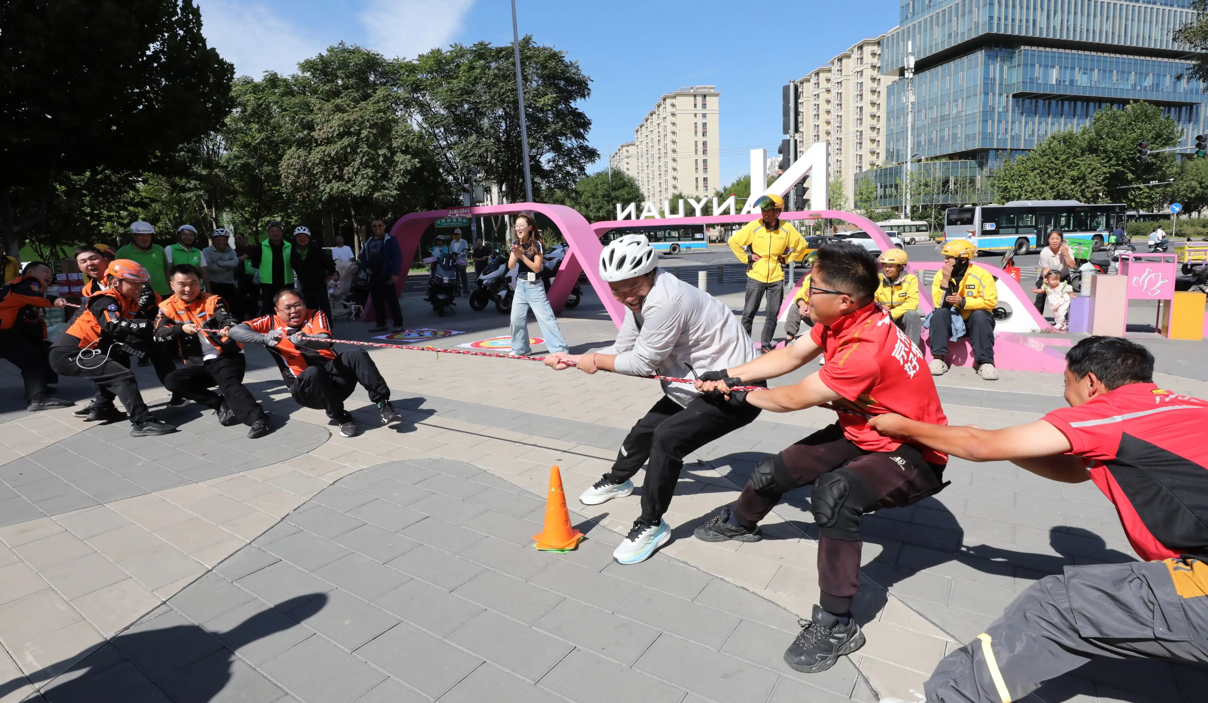 豐臺“南苑小哥”趣味運動會，快遞小哥樂享運動時光