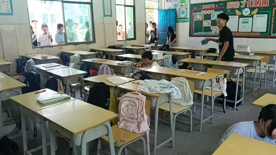 築牢安全防線 守護青春成長 ——尋烏縣澂江中學開展初二年級管制刀具大排查活動