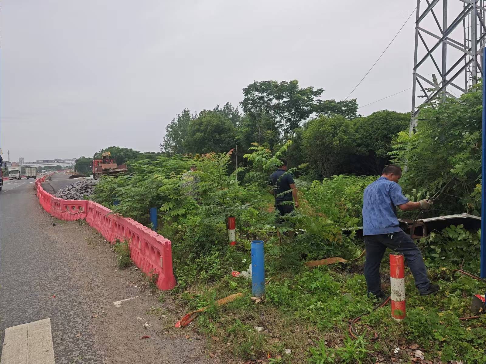江夏區安山街快速拆除107國道旁隱患廣告牌