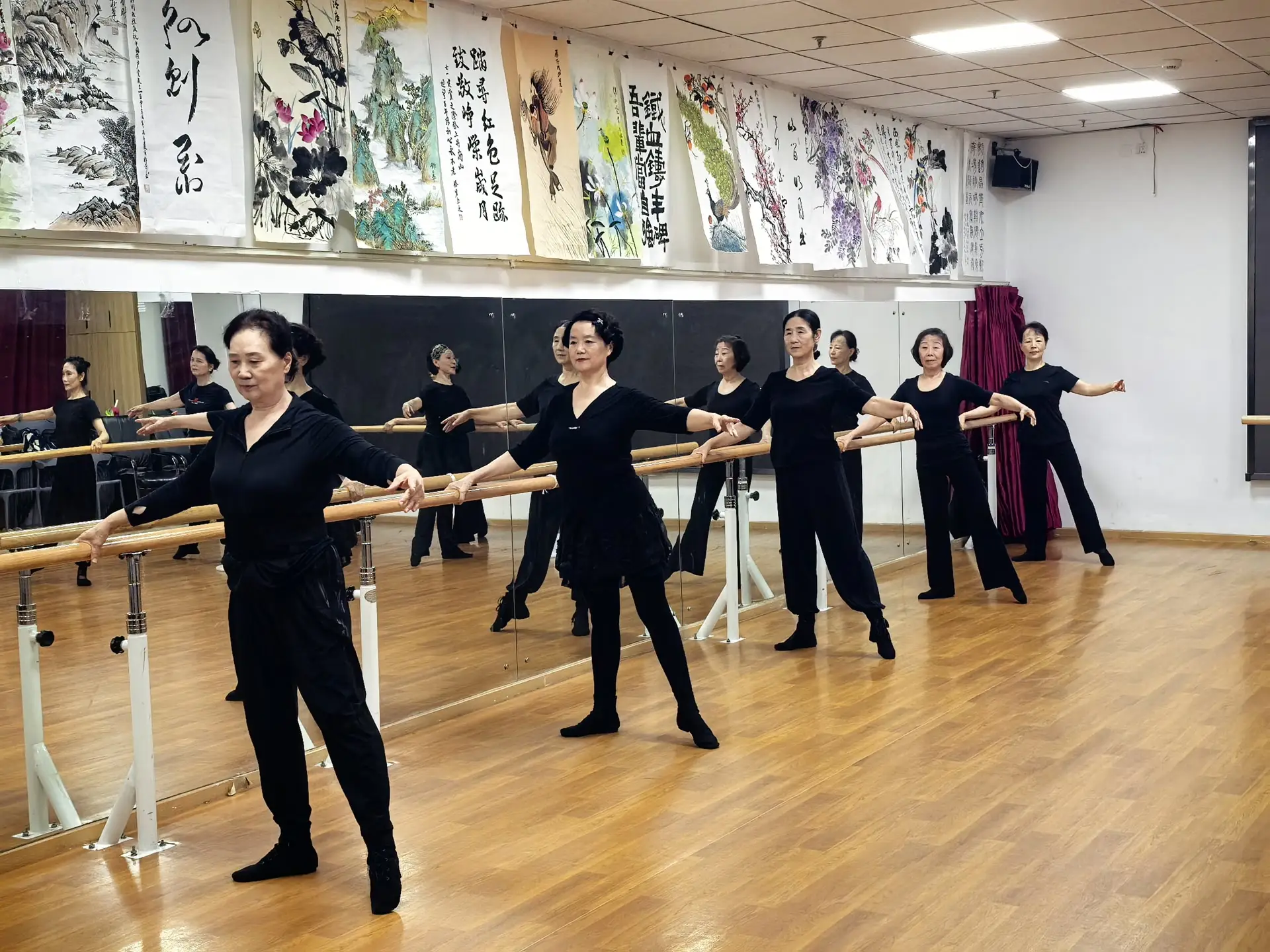 溫暖好鄰居｜從紡織勞模到社羣舞蹈團團長，她帶鄰居老姐妹舞出多彩晚年
