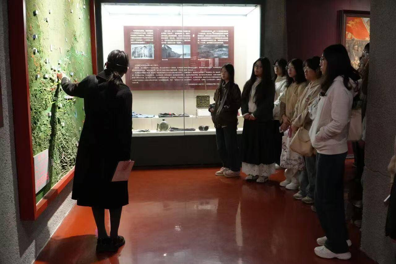 聽著紅軍故事長大，“95後”研究生返鄉執教，把歷史講給更多人聽