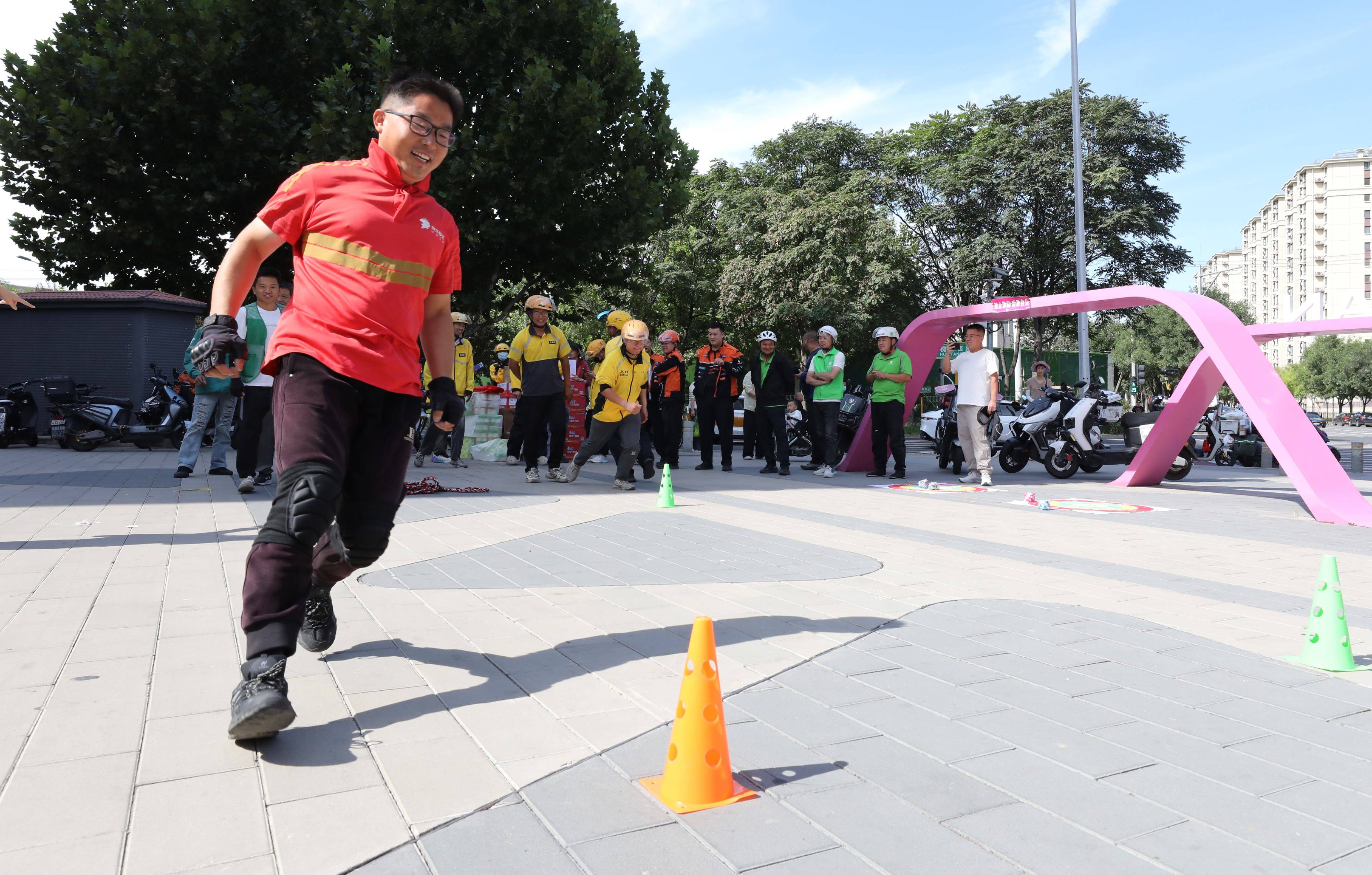 豐臺“南苑小哥”趣味運動會，快遞小哥樂享運動時光