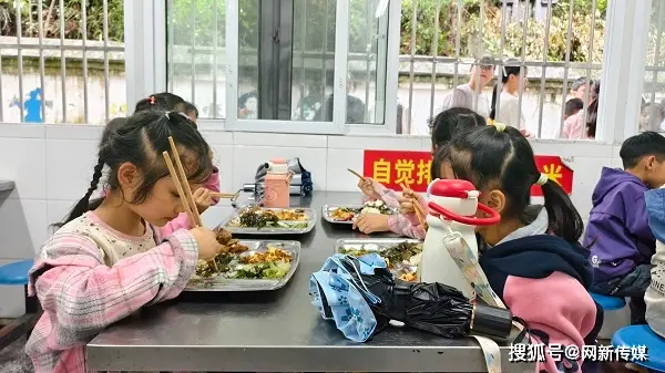 恩陽區舞鳳小學開展食堂開放日活動