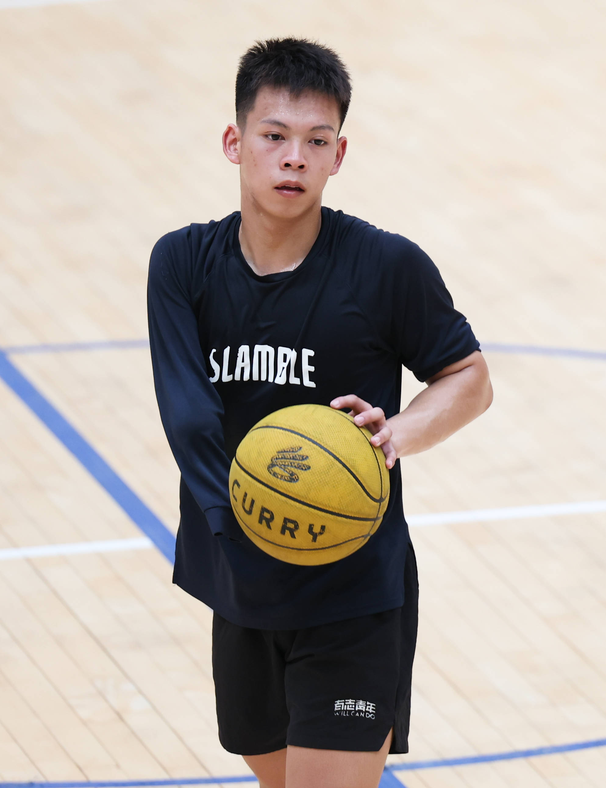 （體育）新賽場 新起點！獨臂籃球少年開啟大學生活