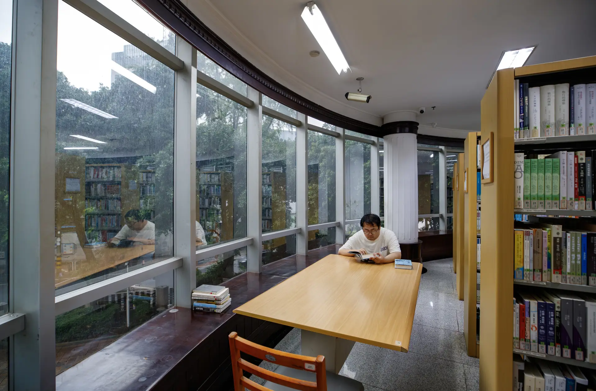秋韻潤書香 成都圖書館老館鬧市聚人氣