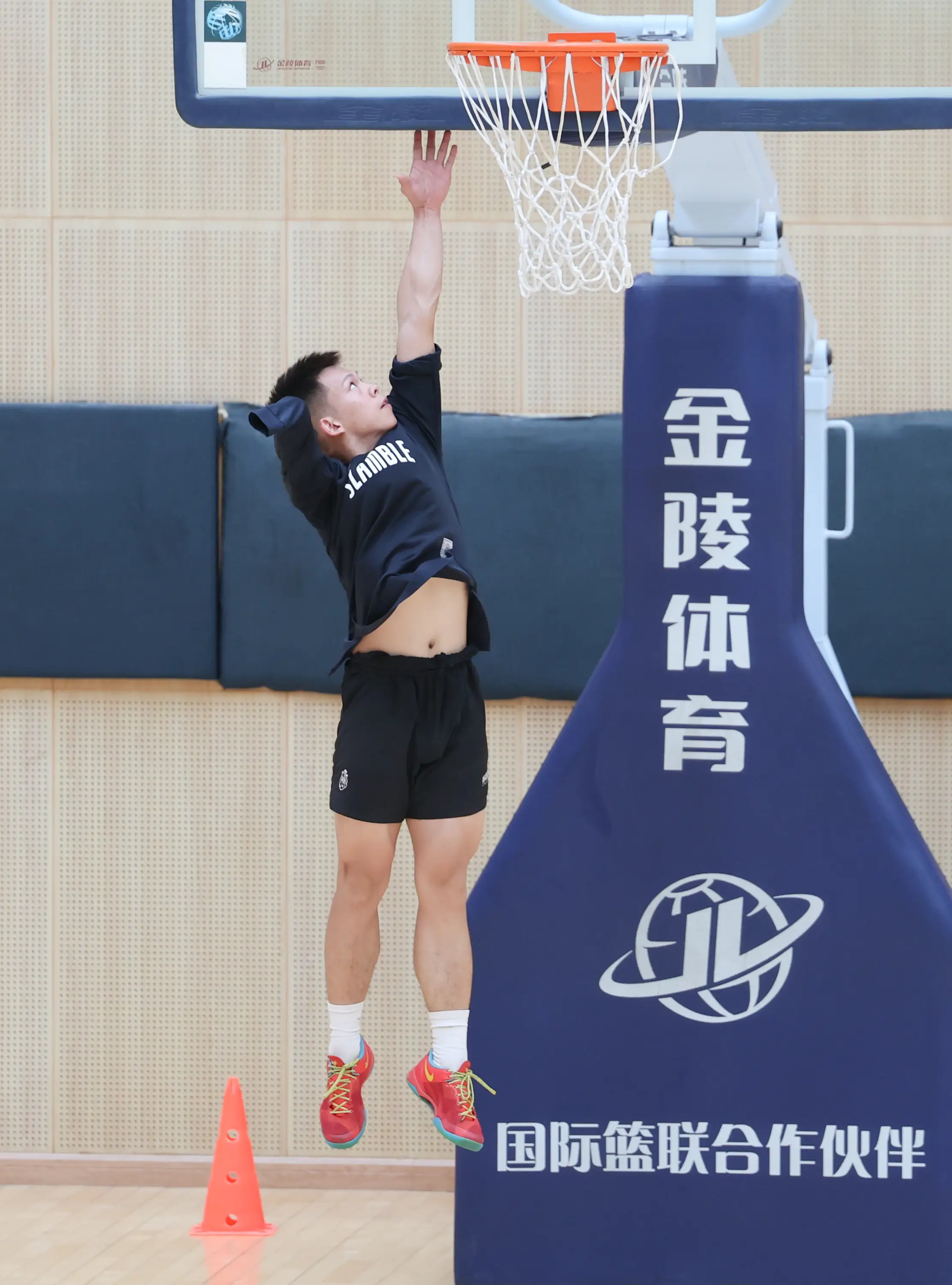 （體育）新賽場 新起點！獨臂籃球少年開啟大學生活