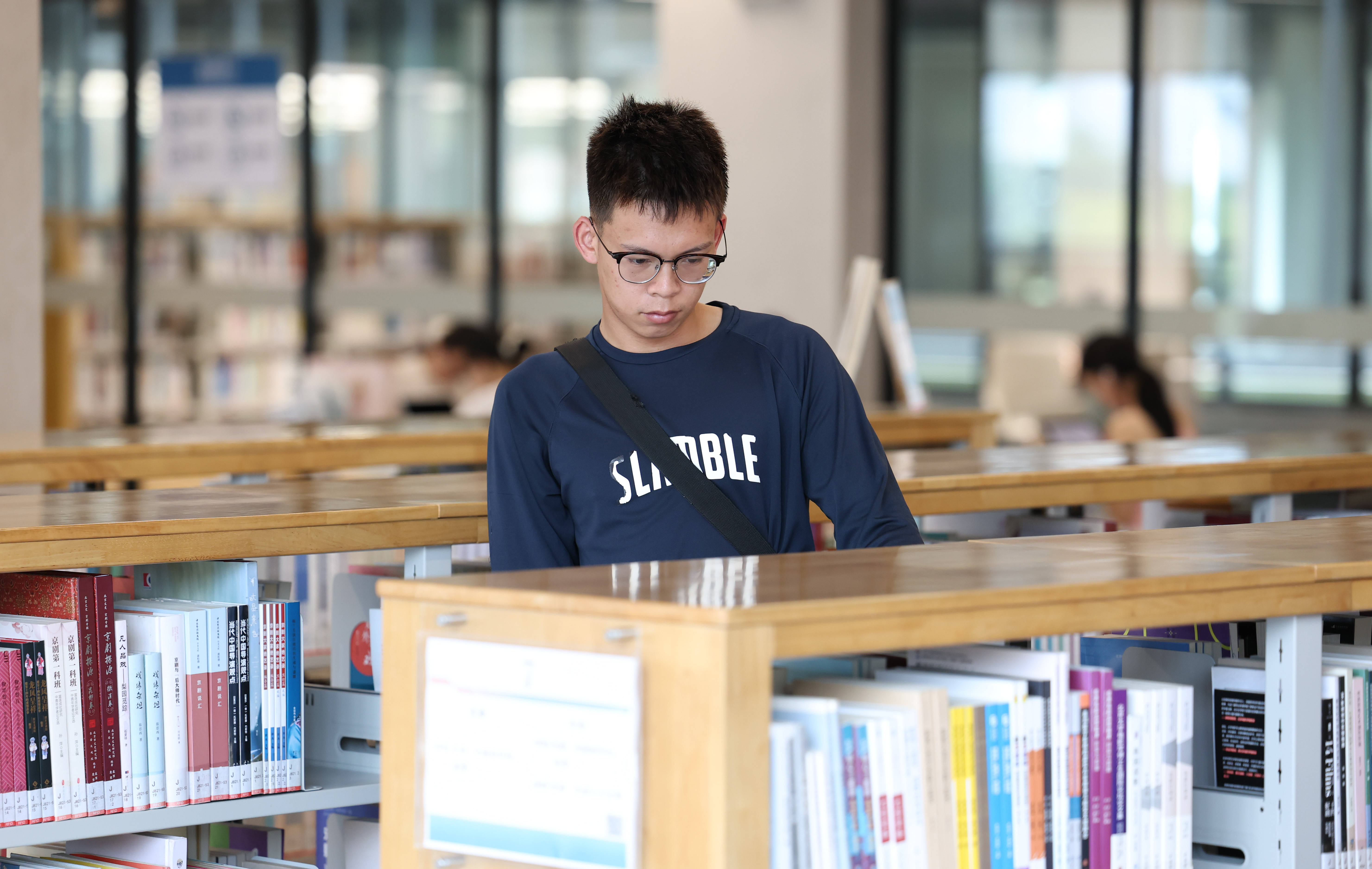 （體育）新賽場 新起點！獨臂籃球少年開啟大學生活