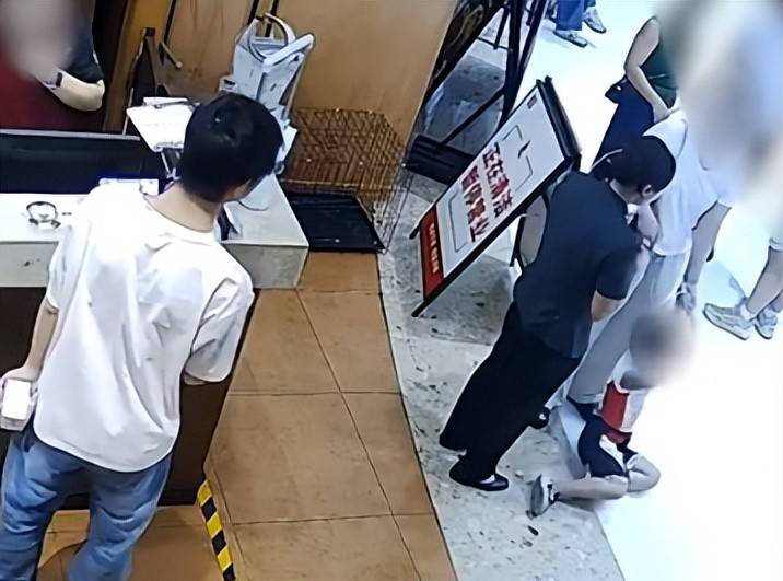 原創摸臀女已徹底社死！賬號被封正臉曝光，過往事主發聲，留學恐無望