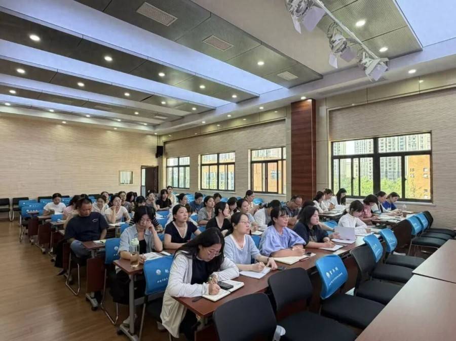 合肥市南門小學湖畔花園分校開展統編小學語文修訂教材專題培訓