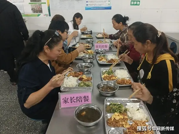 恩陽區舞鳳小學開展食堂開放日活動