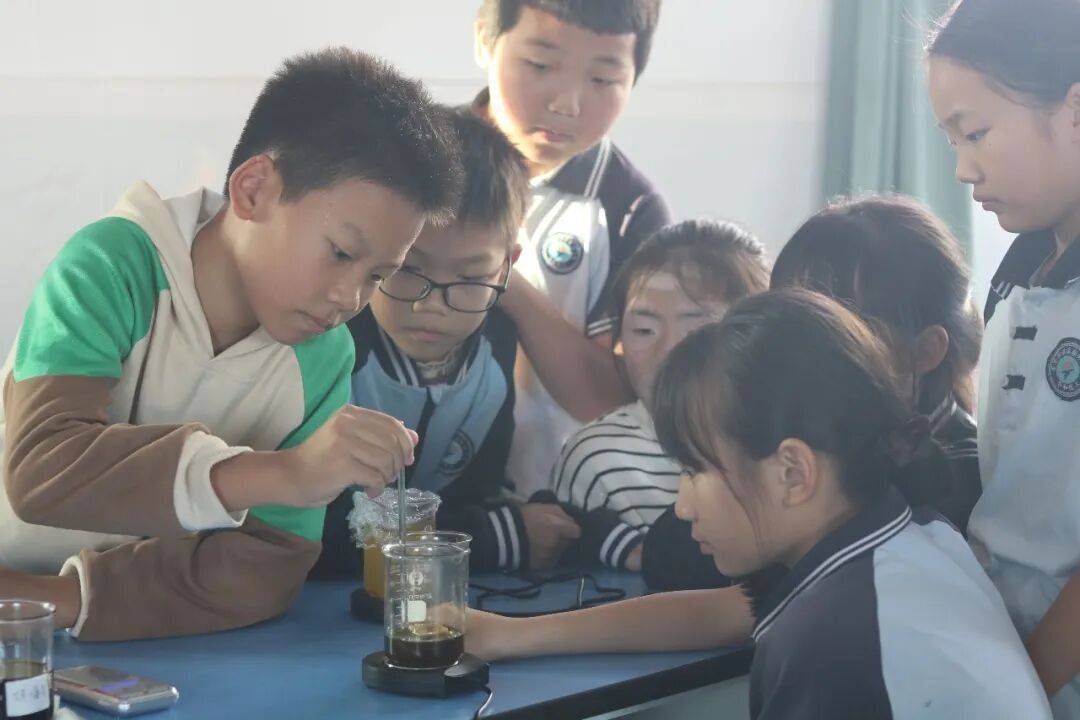 廣東小學生自制薄荷膏寄去邊疆，邊防官兵捎來了份特別的禮物→