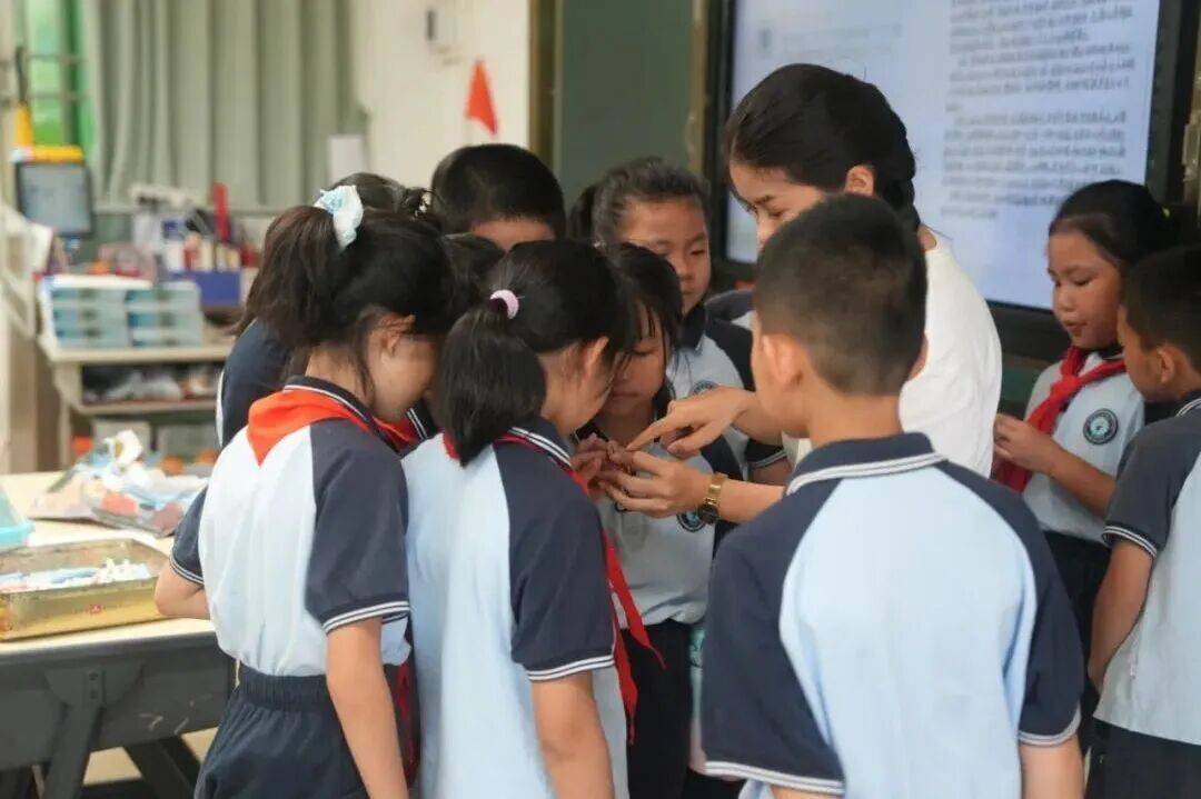 廣東小學生自制薄荷膏寄去邊疆，邊防官兵捎來了份特別的禮物→